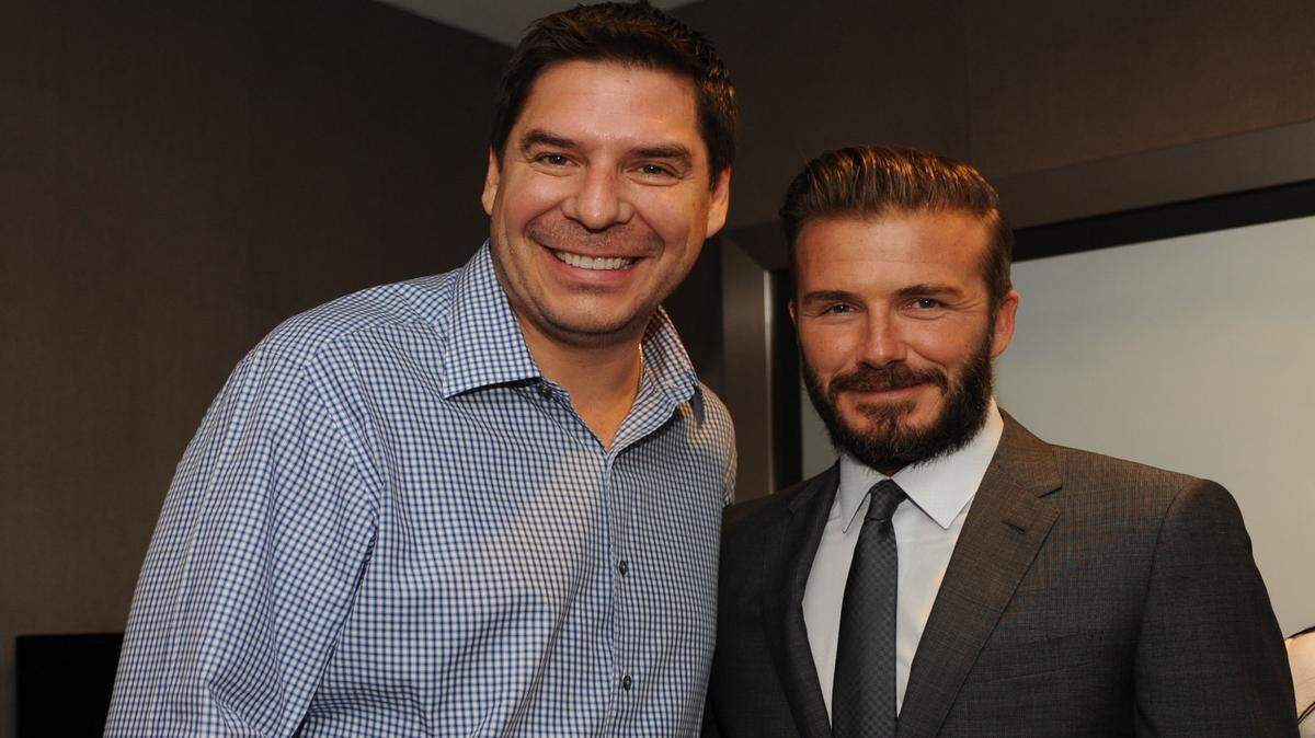 Marcelo Claure (izq.) posa con David Beckham en Miami.