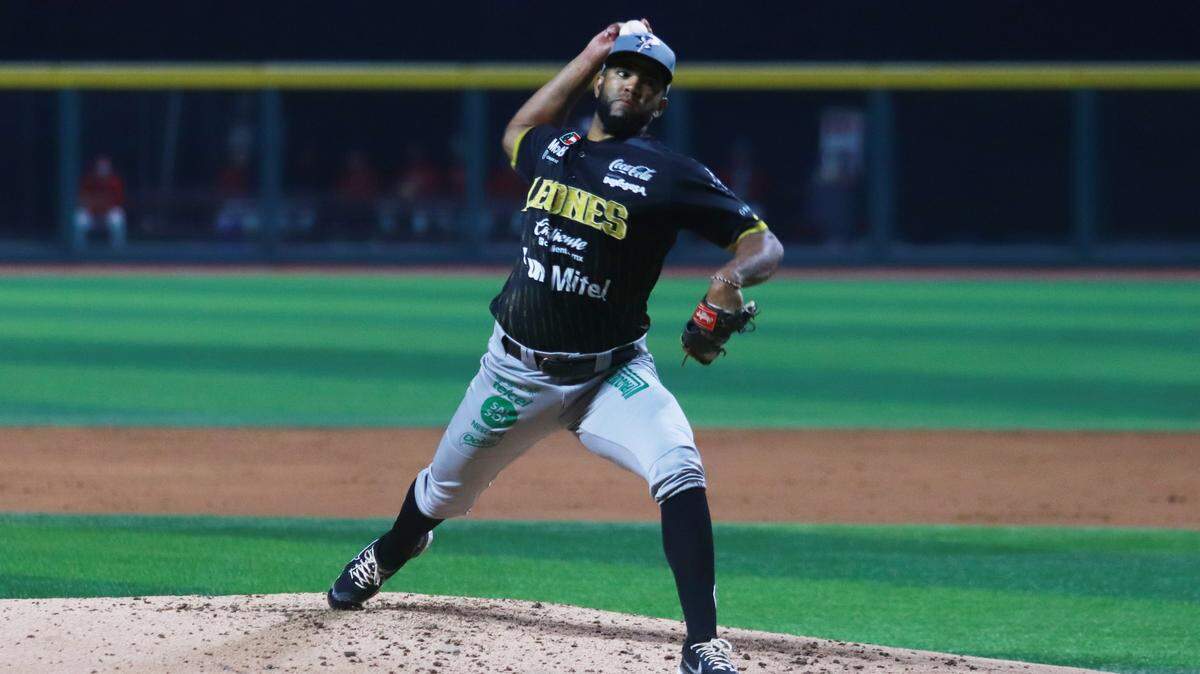 Foto de archivo. El pitcher cubano Elián Leyva lanza por los Leones de Yucatán ante los Diablos Rojos durante un partido de la liga mexicana, el 28 de junio de 2024.