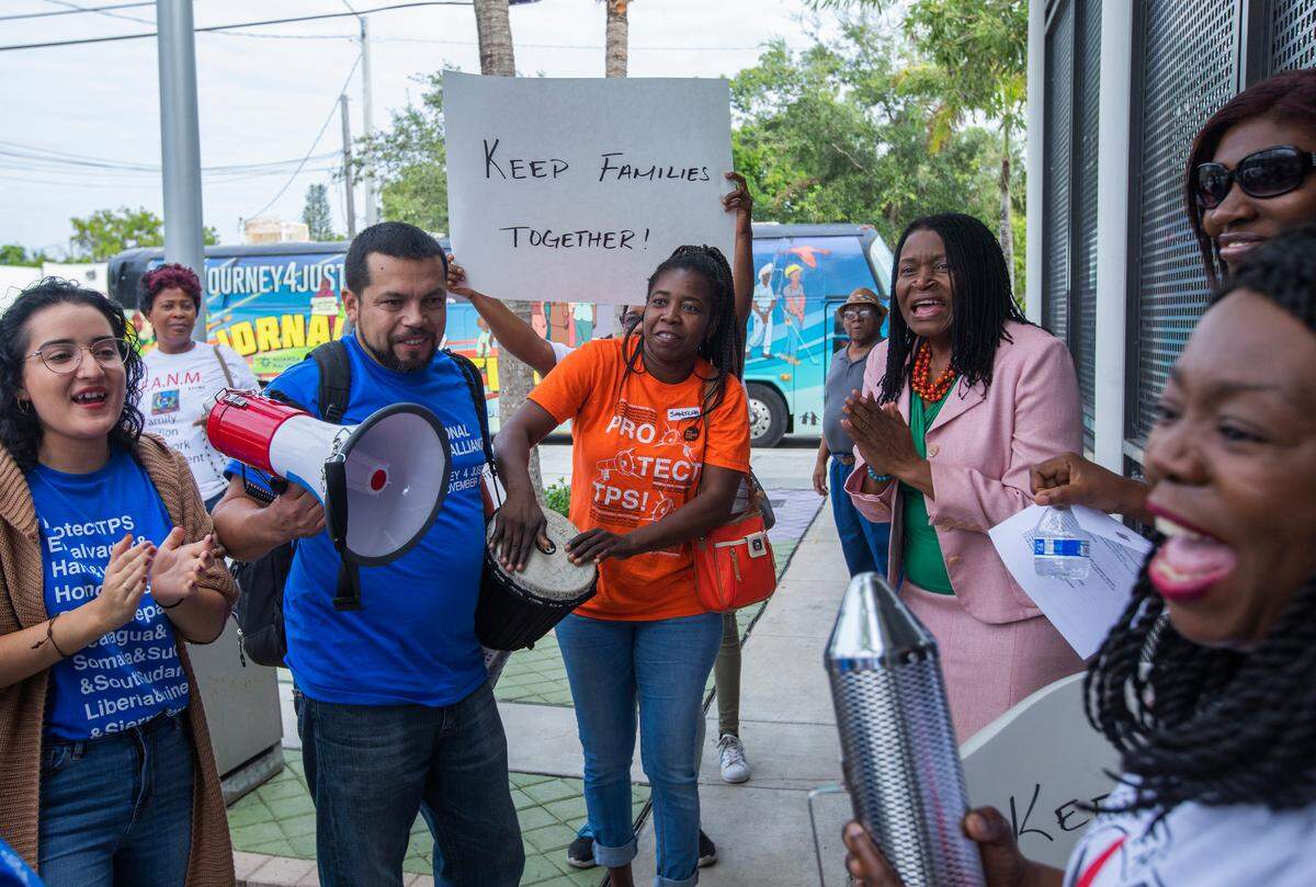 Miembros de la caravana de beneficiarios del TPS y activistas de inmigración que recorre el país, participan en una manifestación en el Little Haiti Cultural Center este miércoles 24 de octubre, tras la llegada de la caravana a Miami.