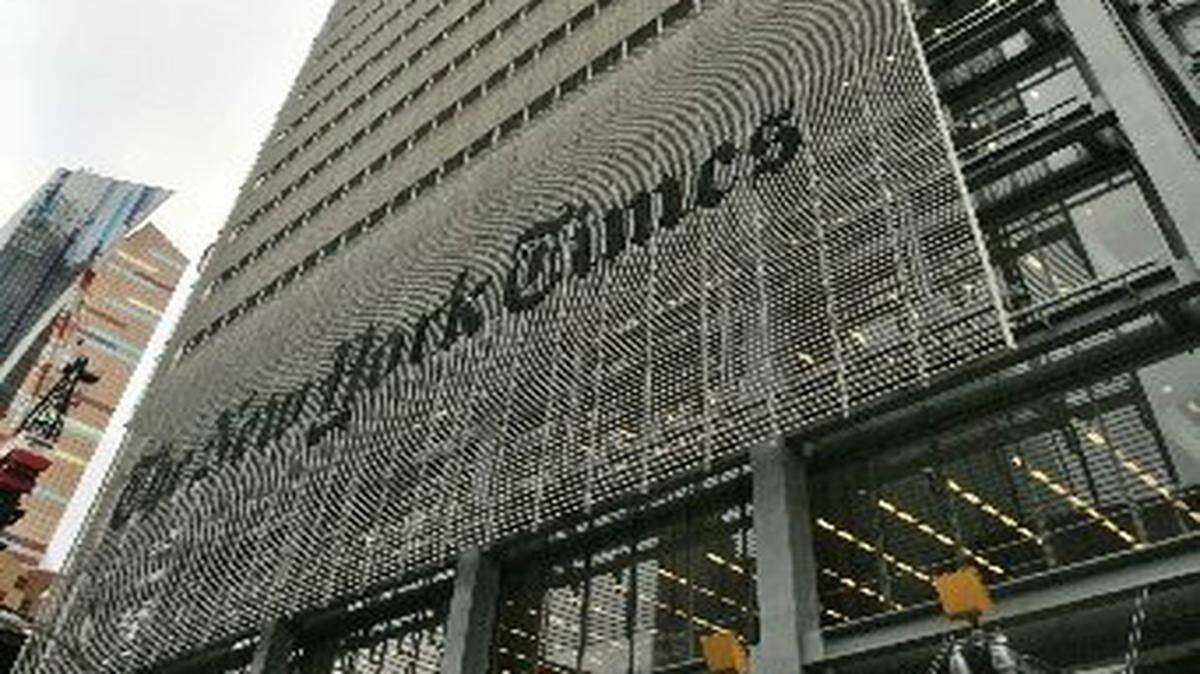 Dos escaladores, con diferencia de pocas horas entre sí, se treparon hasta el tope del edificio de 52 pisos del New York Times.