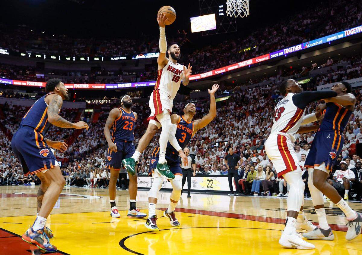 El jugador del Heat Caleb Martin entra al aro ante la marca de Josh Hart, de los Knicks de Nueva York, en el sexto partido de la segunda ronda de los playoffs, celebrado el 12 de mayo de 2023 en Miami.