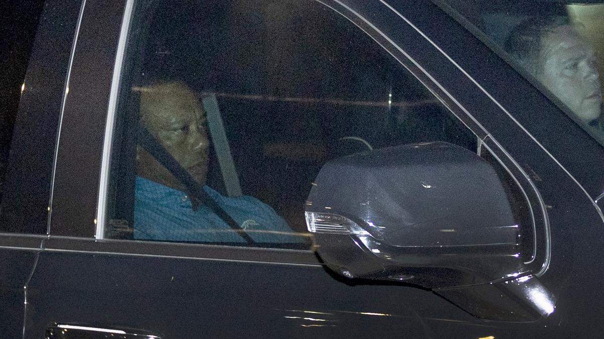 Tiger Woods es trasladado desde la cárcel del condado de Martin tras ser arrestado por conducir bajo los efectos del alcohol después de un accidente automovilístico el 27 de marzo de 2026 en Stuart, Florida.