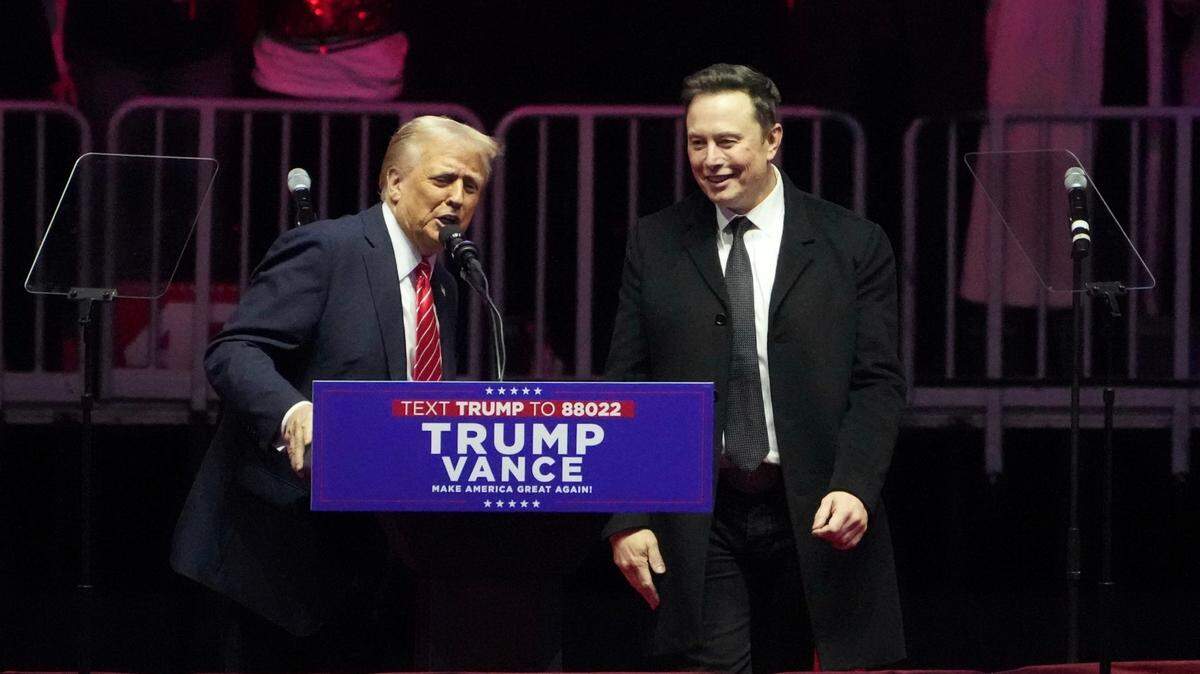 El magnate sudafricano Elon Musk (der.) acordó pagar $10 millones para desestimar la batalla legal que el presidente Donald Trump había emprendido contra el gigante de las redes sociales por haber sido excluido de la plataforma tras el ataque del 6 de enero.