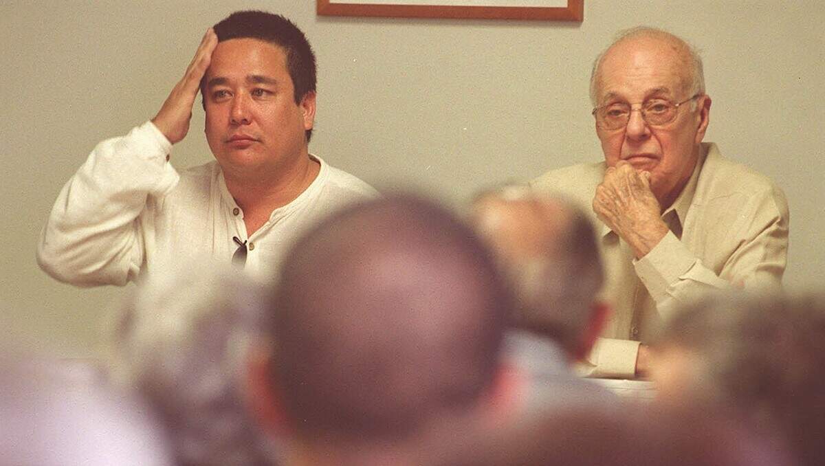 Emilio Ichikawa, a la izquierda, acompañado por el arquitecto Nicolás Quintana durante el lanzamiento de su libro “Contra el Sacrificio”, en la Libreria Universal en el año 2002.