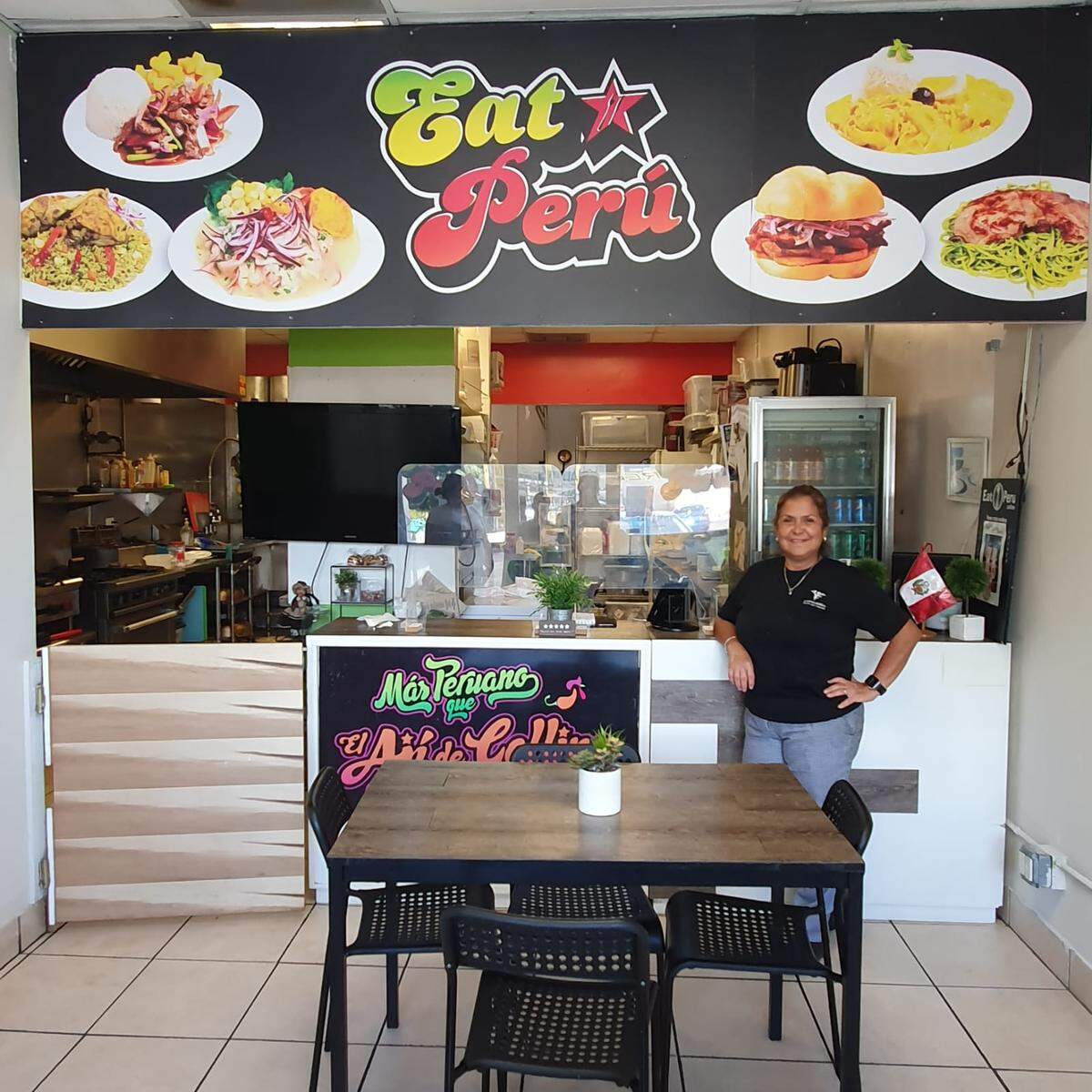 Sara Vargas posa dentro del establecimiento de Eat Perú donde cocina sus deliciosos platos.