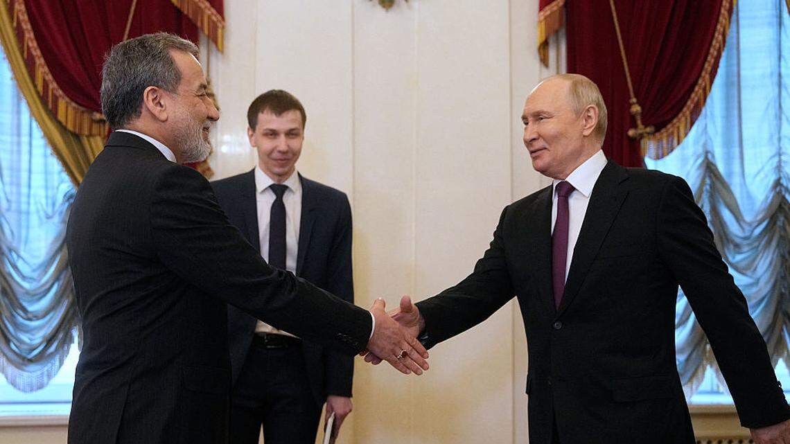 El gobernante ruso Vladimir Putin (der.) estrecha la mano del ministro de Asuntos Exteriores iraní, Abbas Araghchi, durante su reunión en la Biblioteca Presidencial Boris Yeltsin, en San Petersburgo, Rusia, el lunes, 27 de abril de 2026.