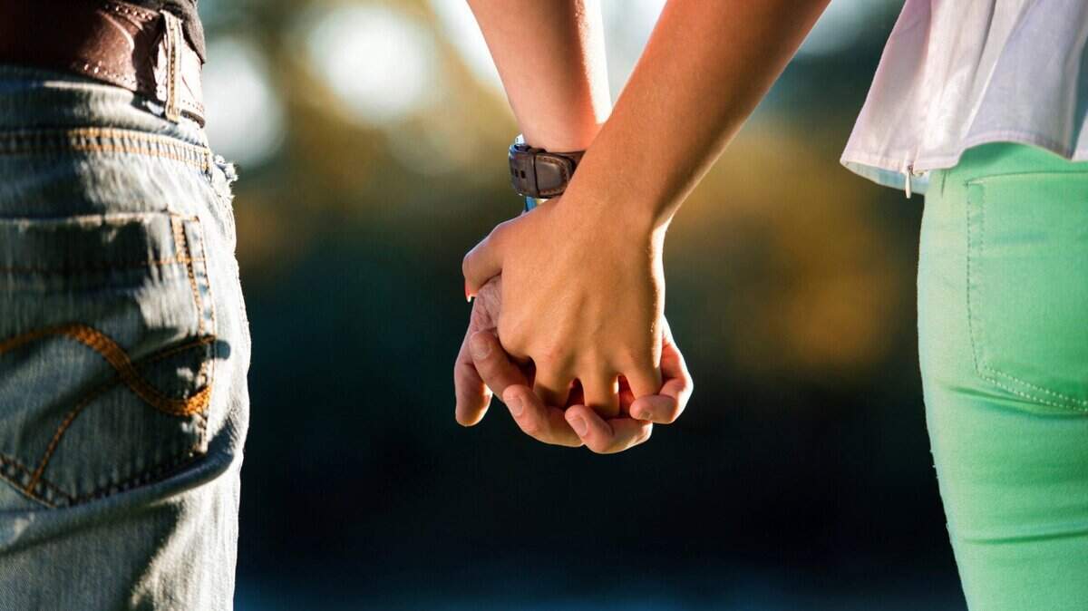 Tan pronto haces contacto con las manos de tu pareja se produce oxitocina, la cual actúa sobre las funciones cerebrales relacionadas a sentir placer, empatía, confianza y afecto.