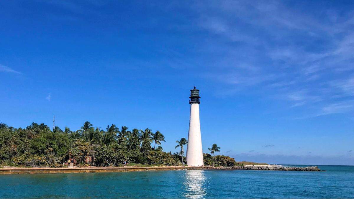 Un viaje a través de la Bahía para ver los icónicos faros de Cape Florida, Fowey Rocks y Boca Chita.