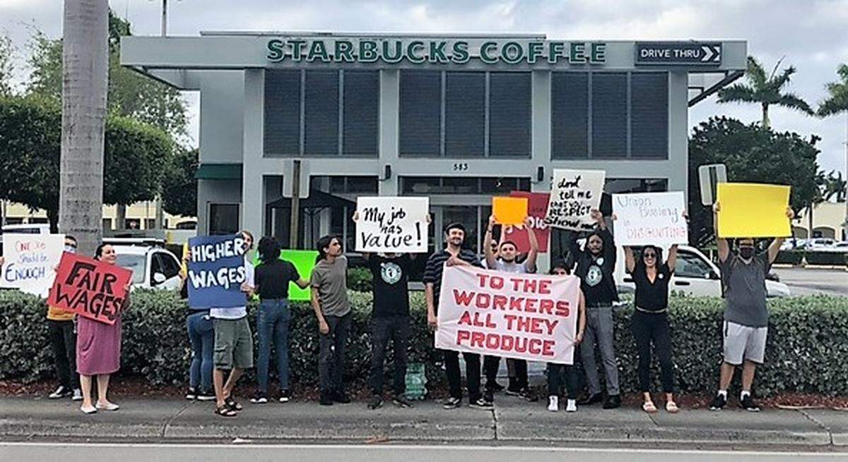 Vecinos de Hialeah se solidarizan con empleados de Starbucks de Hialeah que se reúnen a puerta cerrada con directivos de la corporación