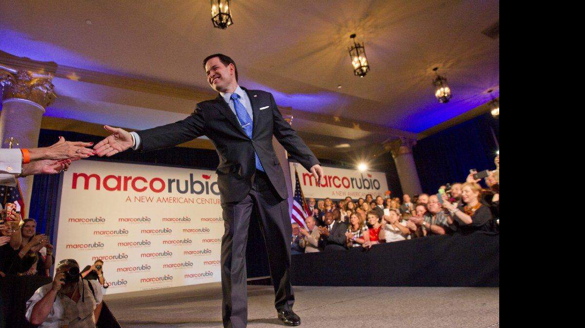 El senador Marco Rubio saluda a sus simpatizantes un momento antes de anunciar su candidatura presidencial, el lunes en la Torre de la Libertad en Miami. 