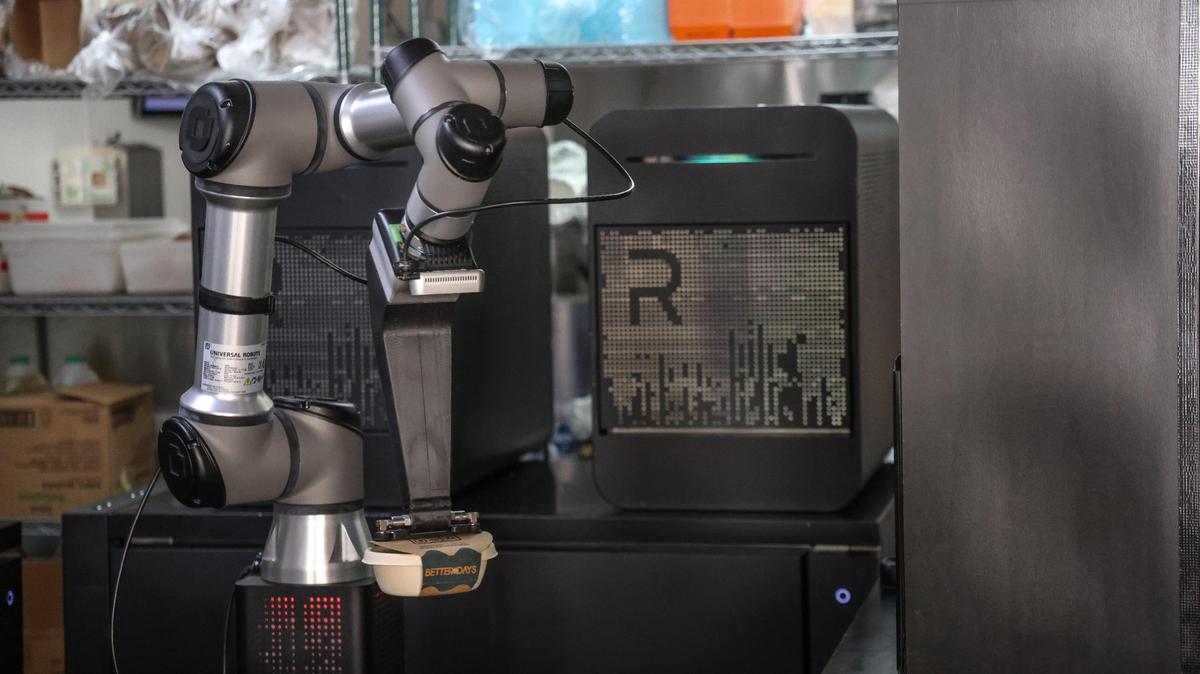 Un robot retira un pedido de uno de los cuatro hornos del local de comida para llevar y entrega a domicilio de Cem y Ece Kinay en Coral Gables.