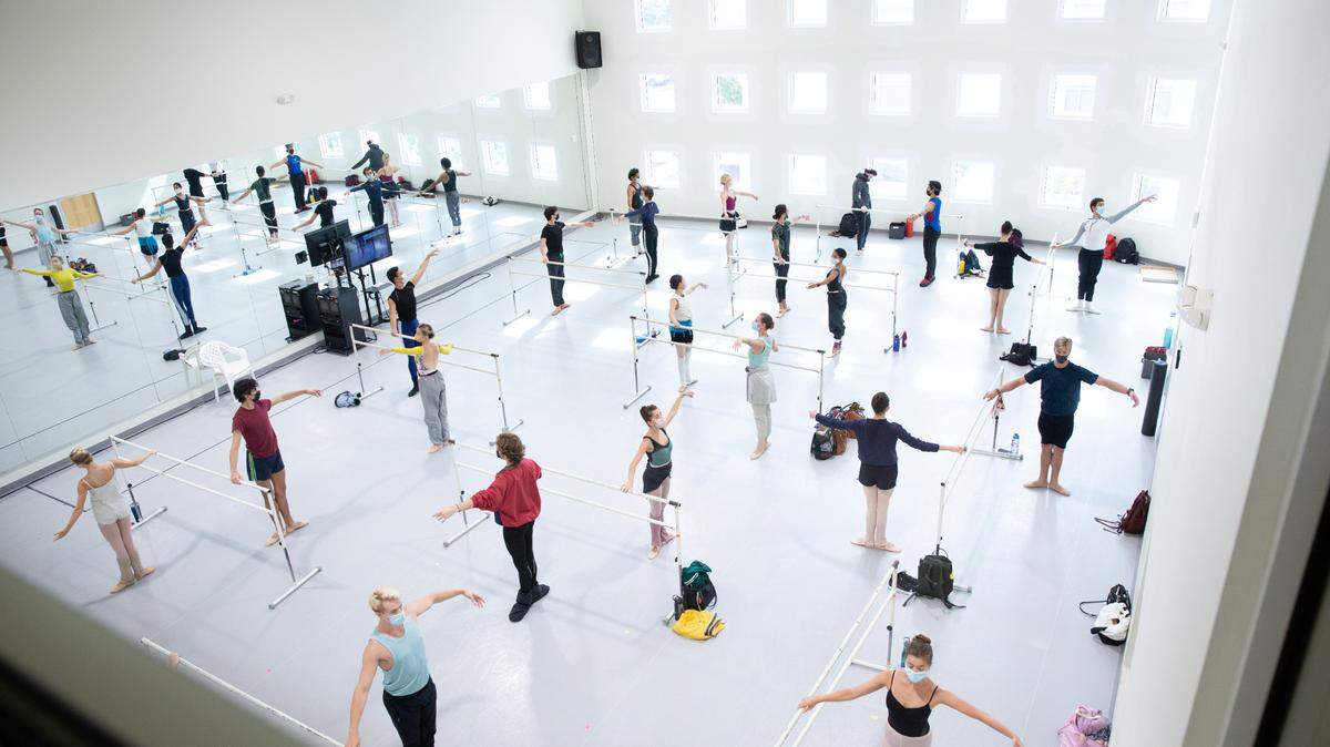 Los bailarines de Miami City Ballet en una clase.