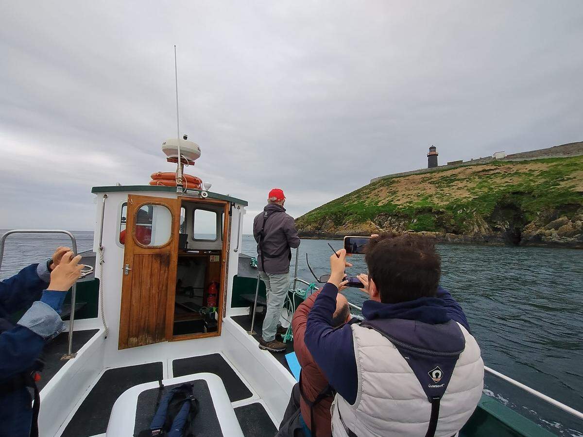 El faro de Ballycotton, erigido sobre un islote habitado solo por aves marinas, es otro punto clave para disfrutar del litoral.