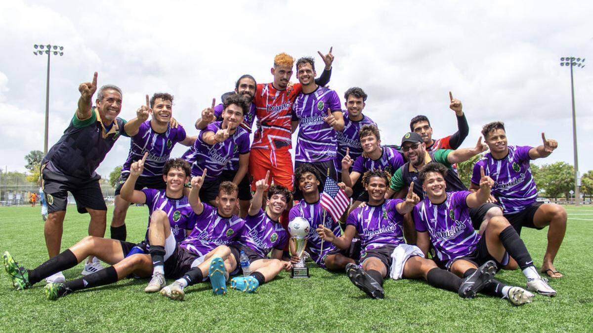 Los jugadores del Fortuna SC celebran la conquista de la MIami Cup junto con sus entrenadores Miguel Tito (izq) y Mario Lara (der.), quien además es su fundador el alma de este equipo de cubanos en Miami.