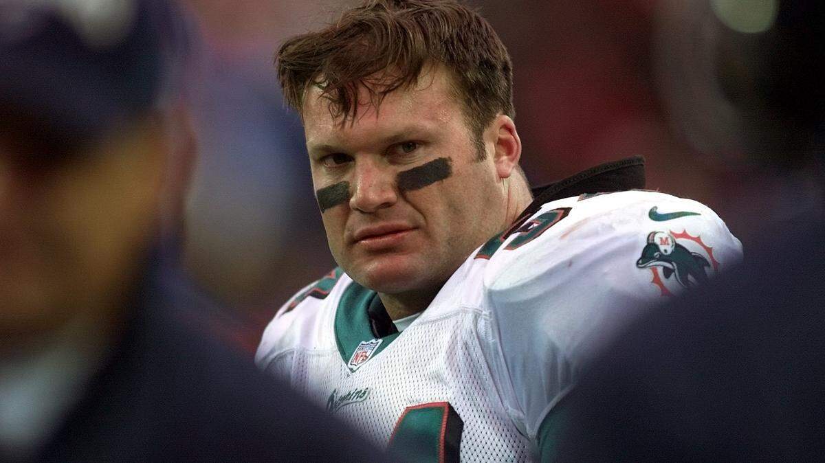 1/14/99 -- Photo by DAVID BERGMAN/Miami Herald Staff -- Miami Dolphins lose to the Buffalo Bills 23-3 at Ralph Wilson Stadium or Orchard Park, NY -- Zach Thomas doesn’t like what he sees while standing in the bench area during the last five minutes of the game.