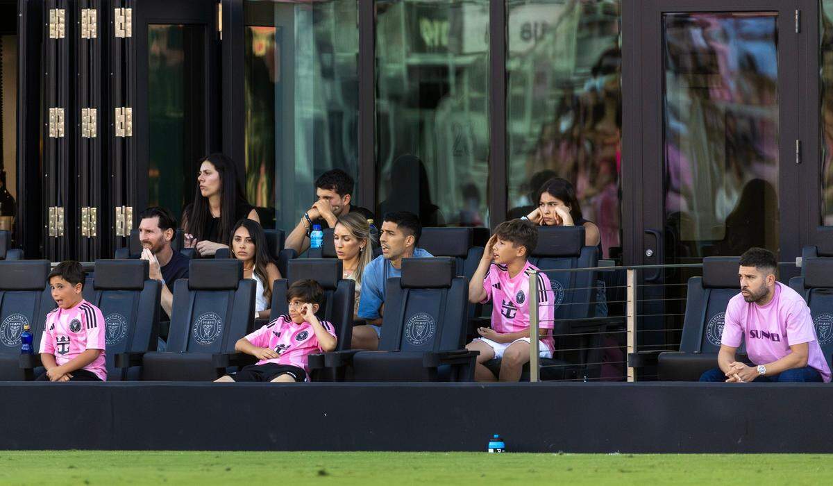 El delantero del Inter Miami Lionel Messi (izq.) mira el partido ante FC Dallas junto con su familia y sus compañeros de equipo Luis Suárez (centro) y Jordi Alba, el domingo en Fort Lauderdale. 