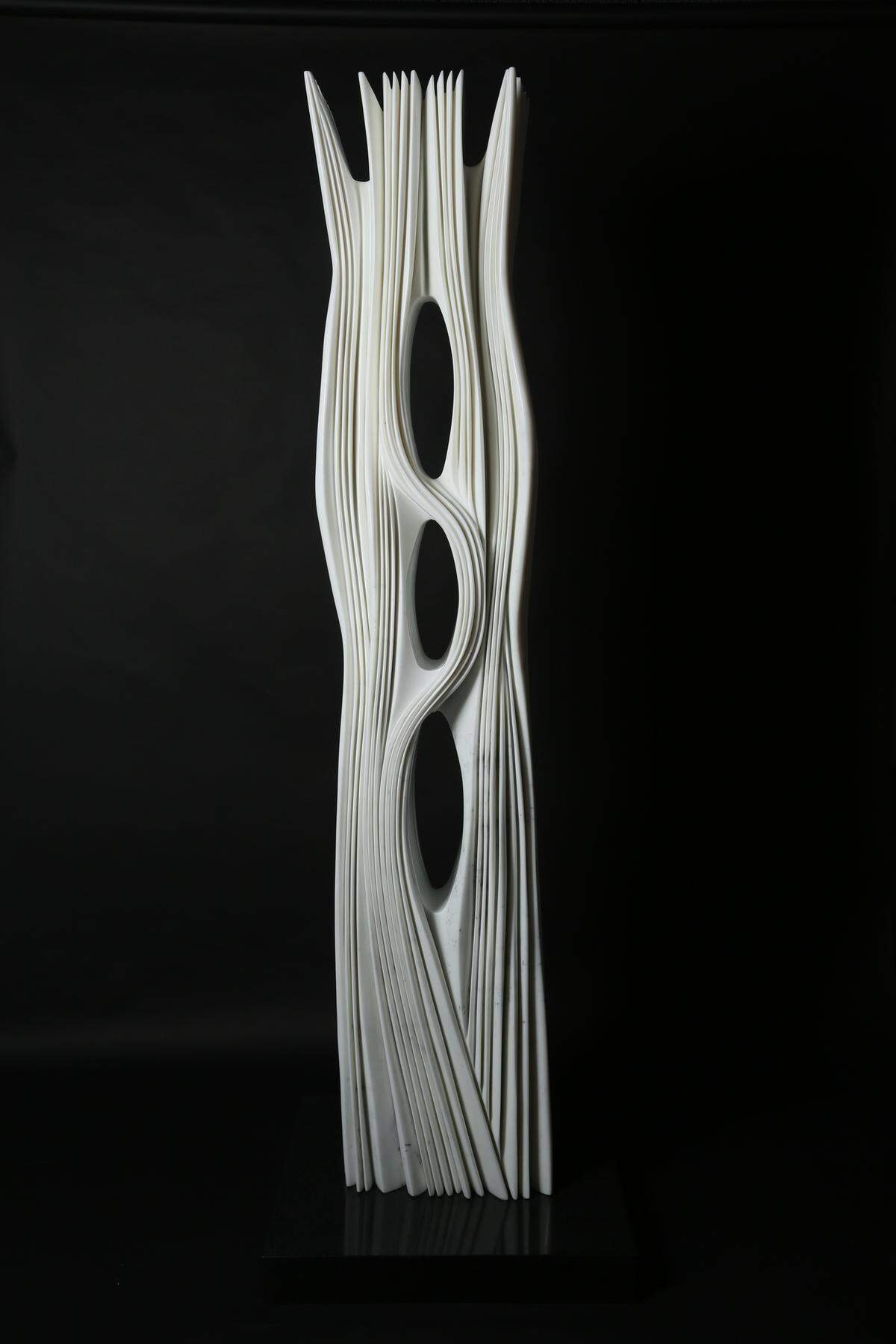 ‘Untitled’, 2024, mármol Statuario Carrara, 78 x 14 x 14 pulgadas.