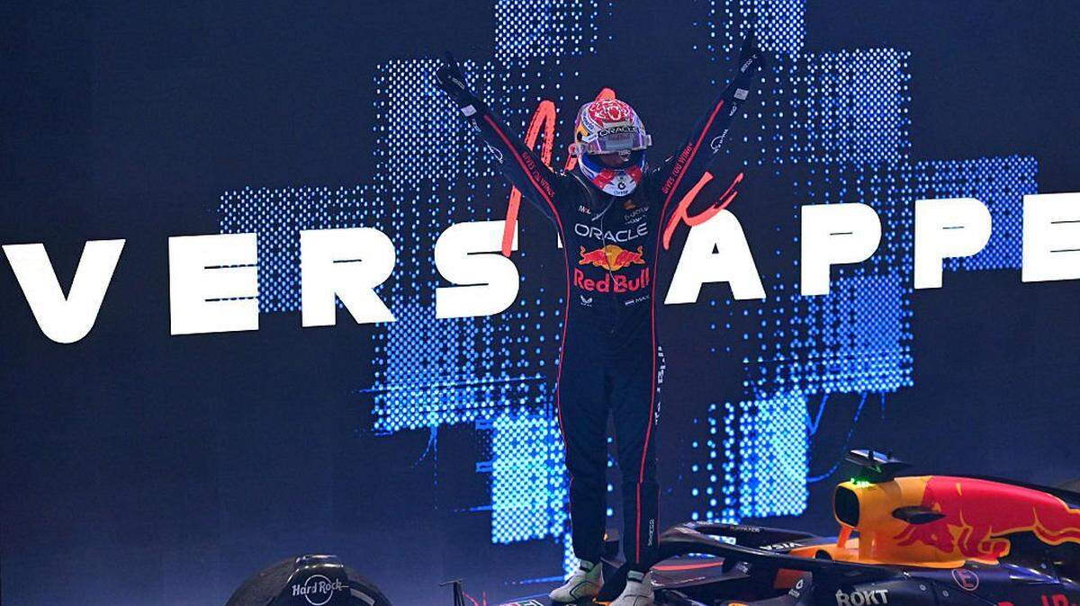 El piloto de Red Bull Max Verstappen celebra su victoria en el Gran Premio de Fórmula Uno de Catar, efectuado el 30 de noviembre de 2025 en Lusail, Catar.