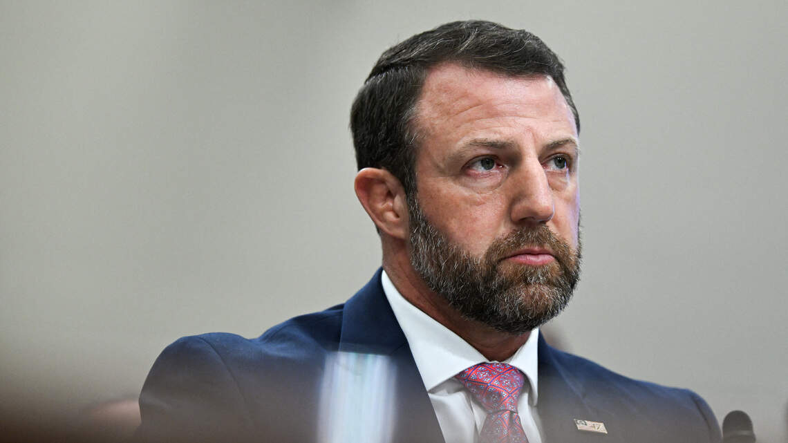 Migrantes con TPS deberían buscar residencia permanente o irse, dice jefe de Seguridad Nacional