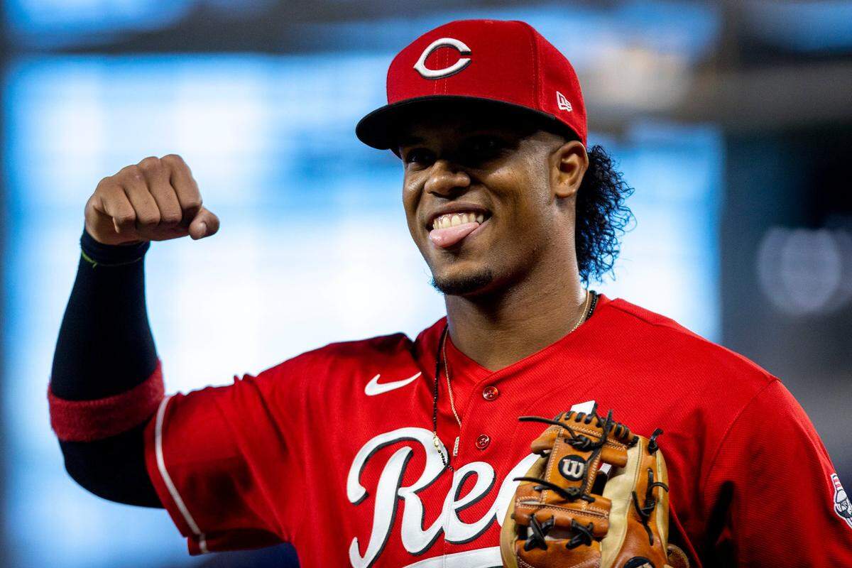 El torpedero de los Rojos de Cincinnati José Barrero reacciona al salir al terreno para el partido contra los Marlins, celebrado el 3 de agosto de 2022 en Miami.