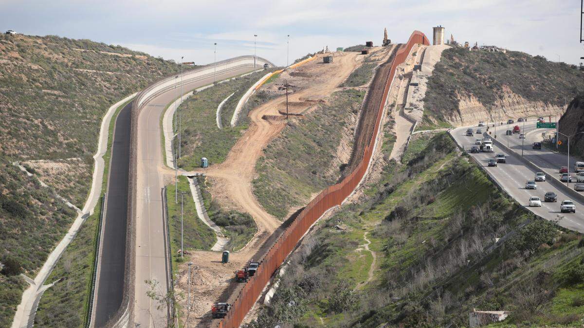 Una sección de muro fronterizo se construye en el lado estadounidense de la frontera el 28 de enero de 2019 en Tijuana, México. El gobierno de los Estados Unidos se había cerrado parcialmente cuando el presidente Donald Trump luchó contra el Congreso por $5,700 millones para construir muros a lo largo de la frontera de los Estados Unidos con México. A pesar de que el presidente Trump está de acuerdo en poner fin al cierre, el debate sobre el financiamiento del muro fronterizo y otros temas de inmigración continúa.(Photo by Scott Olson/Getty Images)