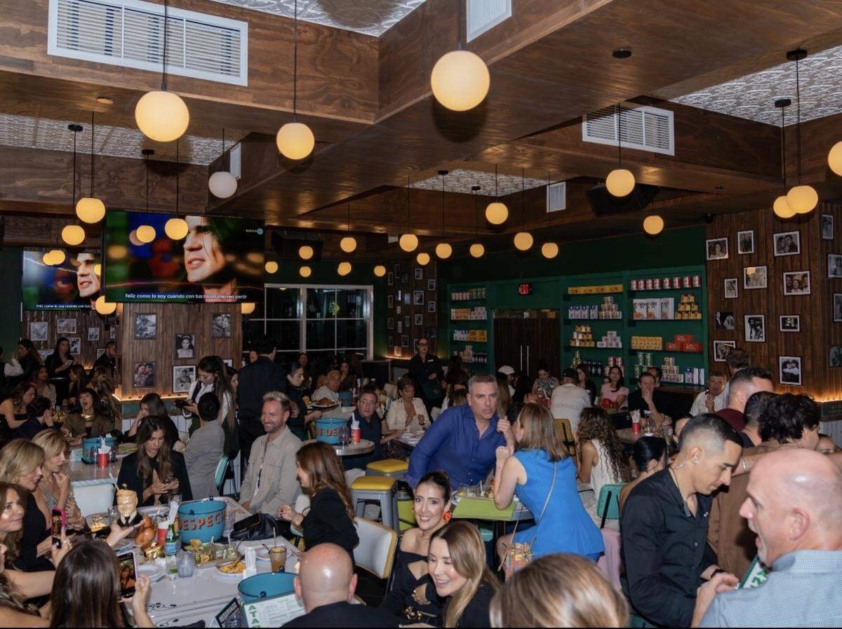 Sala de Despecho Brickell ocupa un local amplio, cómodo y bien decorado, con un estilo años 60 y 70.