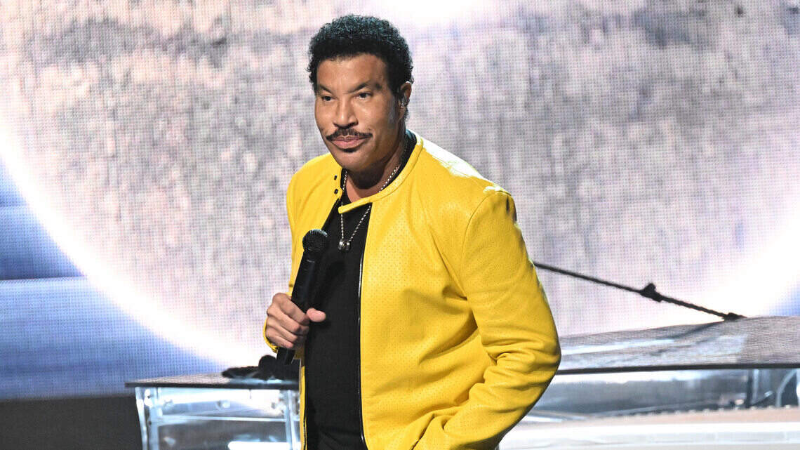 Lionel Richie pasa por cuidados intensivos tras sentirse mal durante un concierto