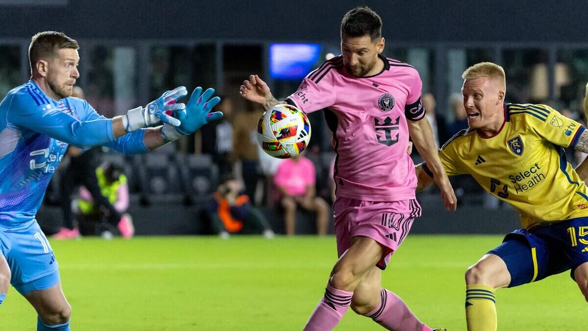 El delantero del Inter Miami Lionel Messi intenta disparar a puerta frente al portero del Real Salt Lake Zac MacMath (izq.) y el defensa Justen Glad, en el partido de la MLS celebrado el 21 de febrero de 2024 en Fort Lauderdale, Florida.