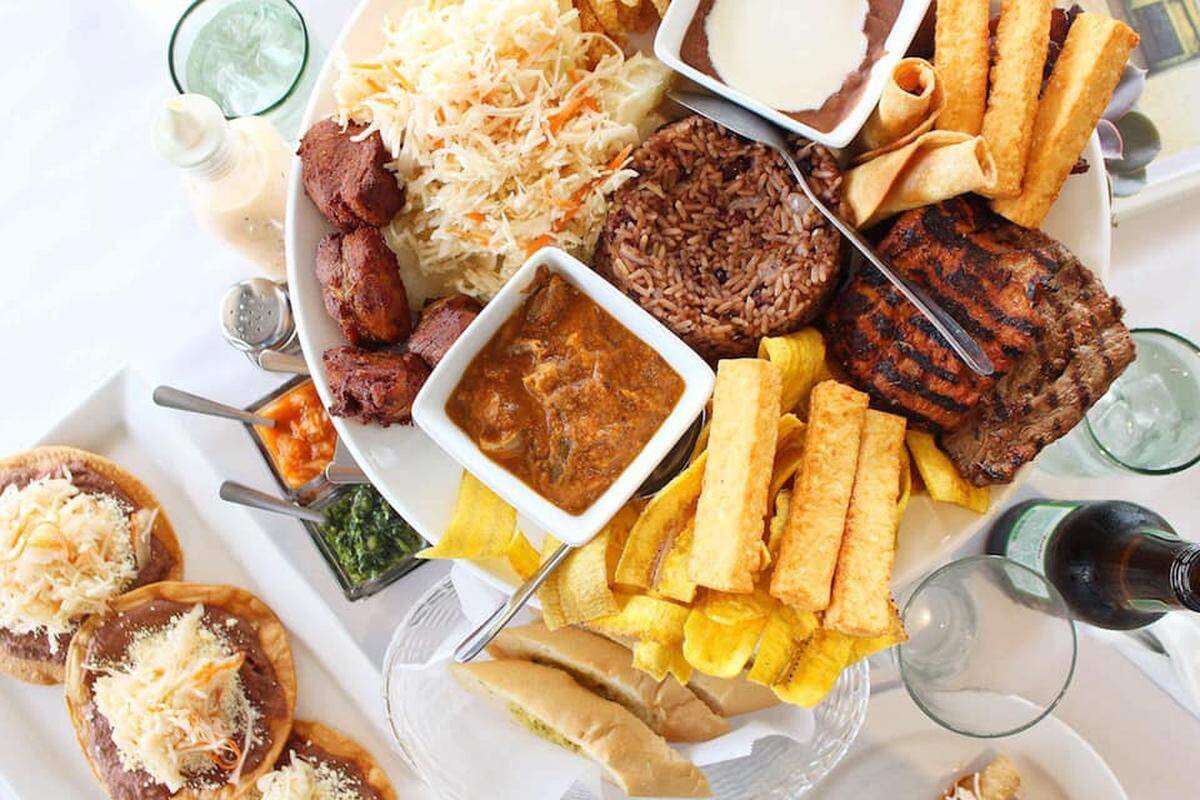 Una deliciosa bandeja de antojitos nicas servida en Madroño Restaurant.