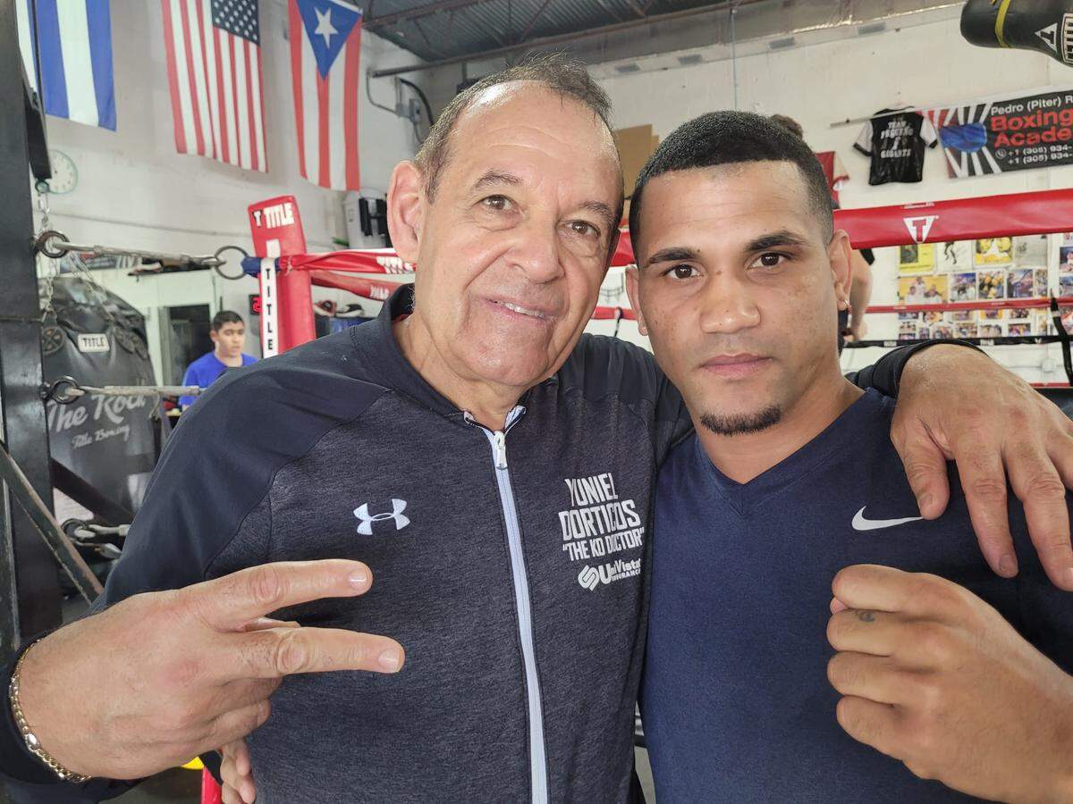Orestes Velázquez entrena en el gimnasio del profesor Pedro Roque (der.).