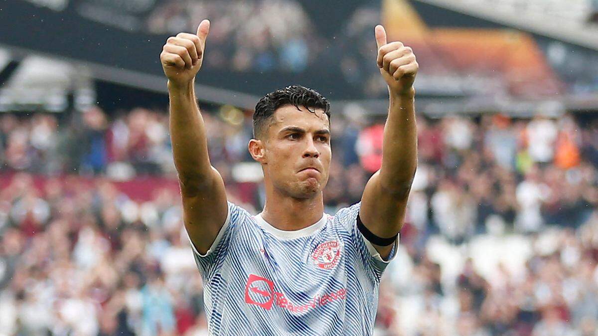 Foto de archivo. El delantero portugués del Manchester United Cristiano Ronaldo encabeza la lista de los futbolistas mejores pagados del mundo y supera al astro argentino del Paris Saint Germain Lionel Messi, según la lista publicada este martes por la revista Forbes.