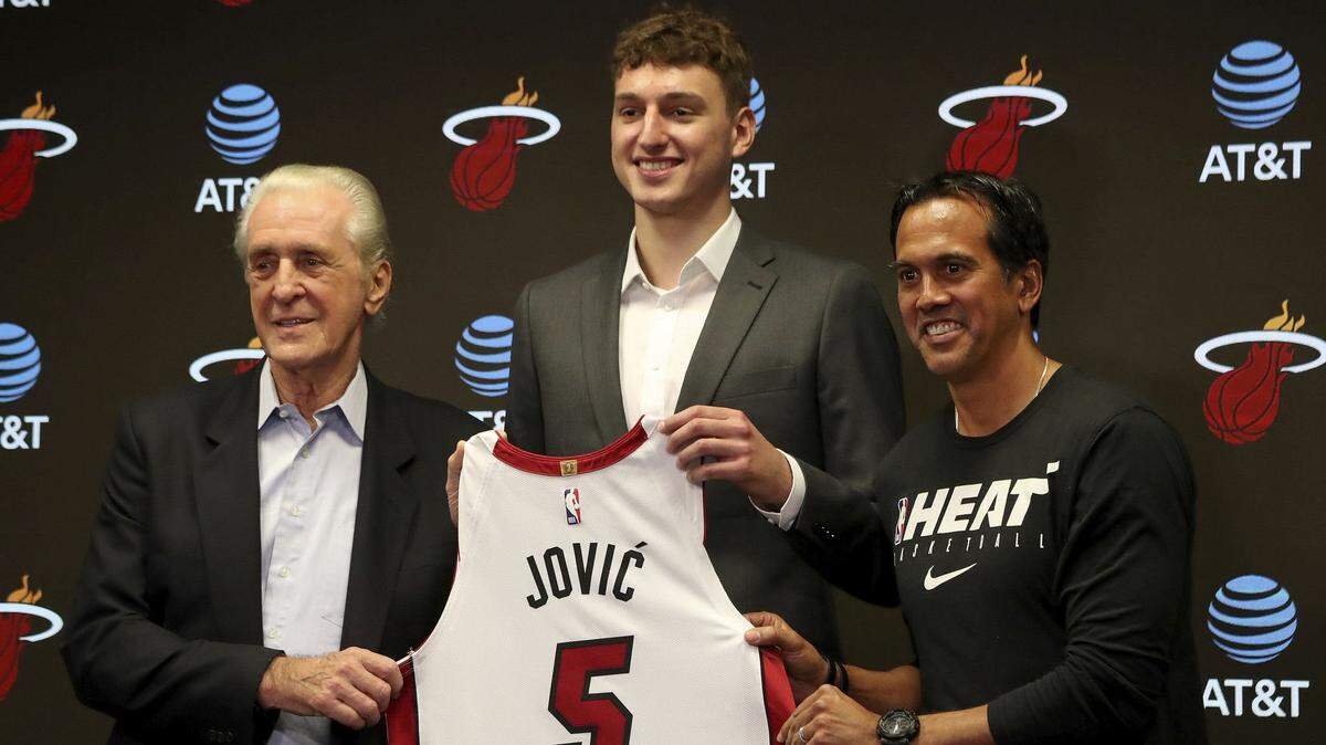 El presidente del Heat Pat Riley (izq.) posa con el entrenador Erik Spoelstra en la presentación del prospecto serbio Nikola Jovic, el 27 de junio de 2022 en Miami.