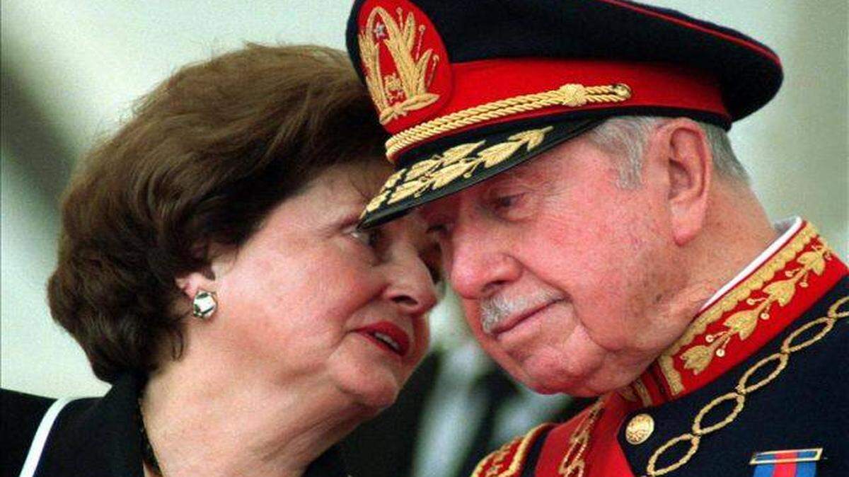 Lucía Hiriart y Augusto Pinochet en una foto de archivo. EFE


