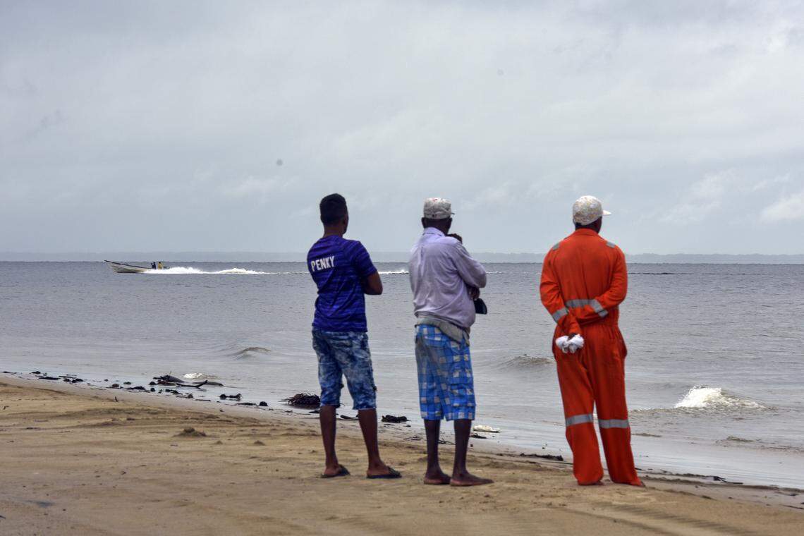 Varios pescadores observan una embarcación, que sospechan es usada por traficantes, avanzar a toda velocidad desde Trinidad con destino a Venezuela.