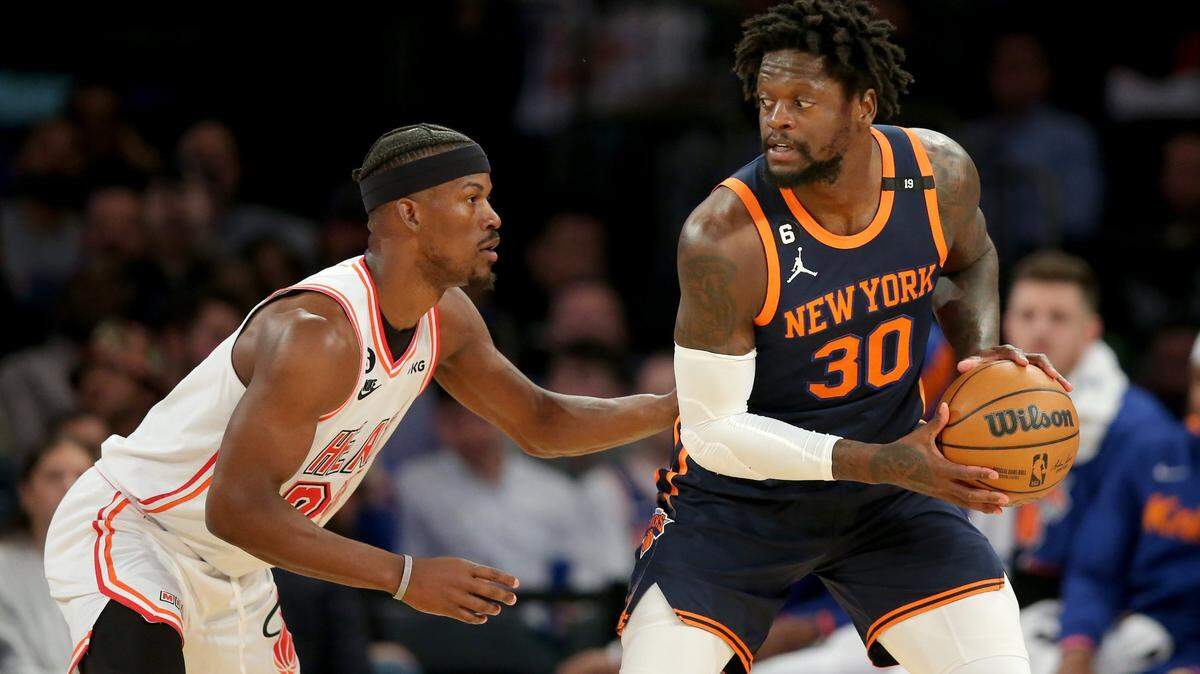 El delantero de los New York Knicks, Julius Randle (30), marcado por el delantero del Miami Heat, Jimmy Butler (22), el 29 de marzo de 2023 en el Madison Square Garden. de Nueva York.