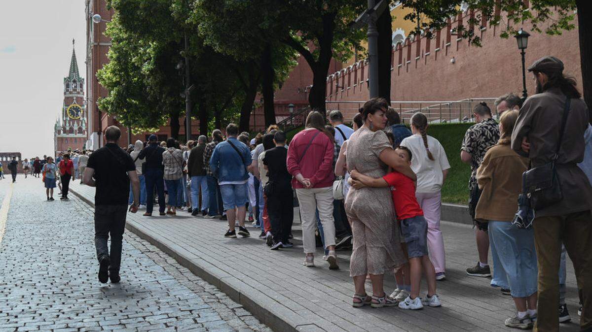 Miles de rusos acuden estos días a la plaza Roja a despedirse de Lenin, entre rumores de que el Kremlin planea retirar la momia del fundador de la Unión Soviética aprovechando la reforma del mausoleo, que acaba de cumplir 100 años. EFE/ Ignacio Ortega
