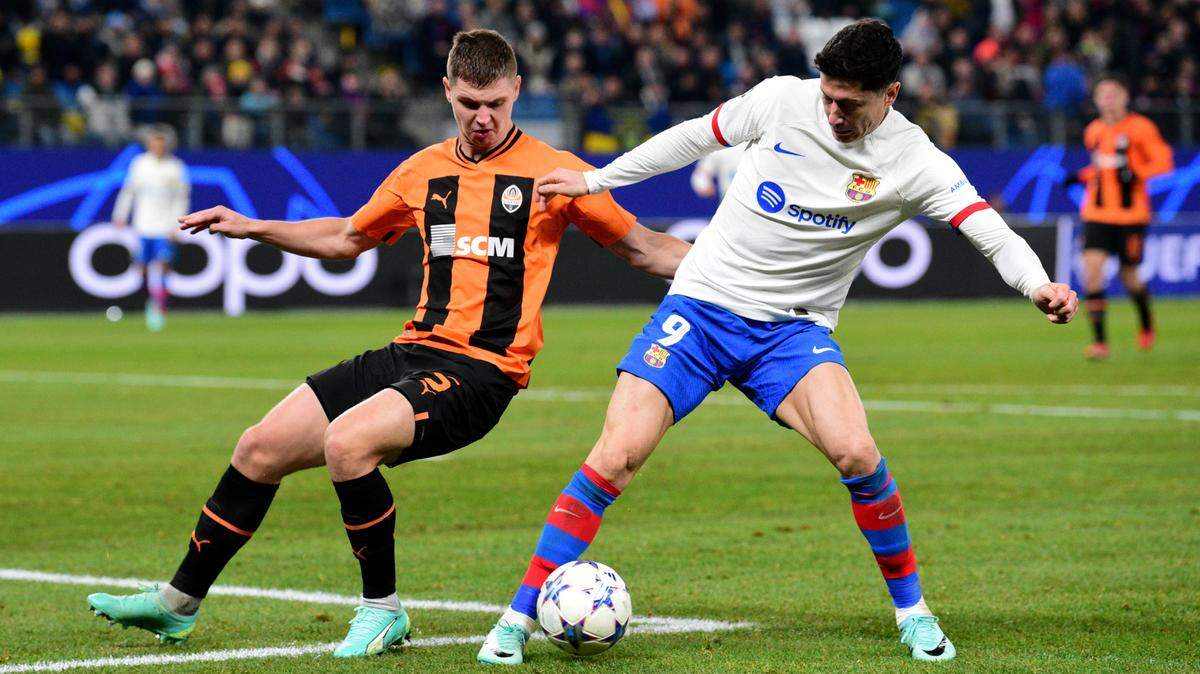 El delantero de Barcelona Robert Lewandowski (der.) lucha por la pelota con Stav Lemkin, del Shakhtar Donetsk, en el partido del Grupo H de la Liga de Campeones, celebrado el 7 de noviembre de 2023 en Hamburgo, Alemania.