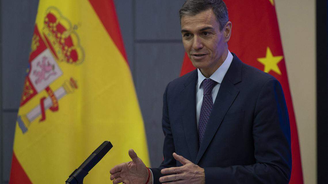 El presidente del Gobierno de España, Pedro Sánchez, pronuncia un discurso en la Universidad de la Academia China de Ciencias en Pekín el 13 de abril de 2026.