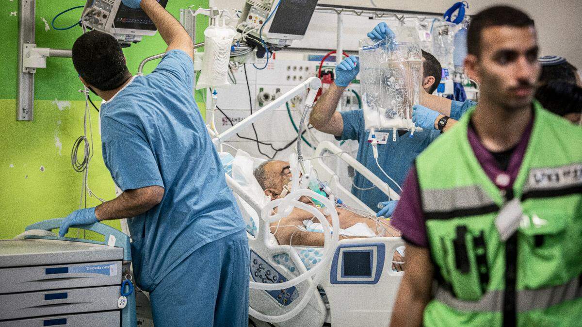 Personal médico asiste a un paciente después de trasladarlo al estacionamiento subterráneo del Hospital Rambam, en Haifa, Israel, el domingo 22 de septiembre de 2024. El hospital tuvo que movilizar a sus pacientes debido a los cohetes lanzados por Hezbolá.