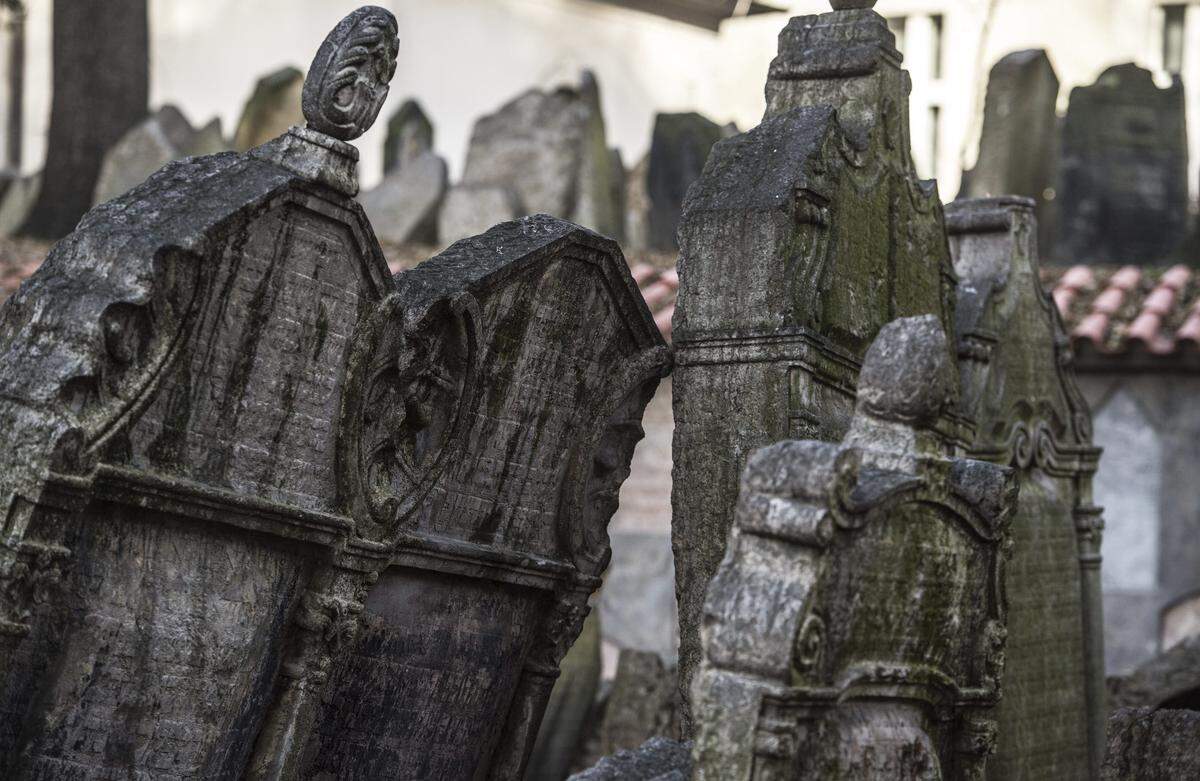 Vista de varias viejas lápidas del antiguo cementerio judío en el barrio judío de Praga (República Checa). Este camposanto se encuentra entre los cementerios judíos más antiguos que se conservan en el mundo. Se fundó en el siglo XV.