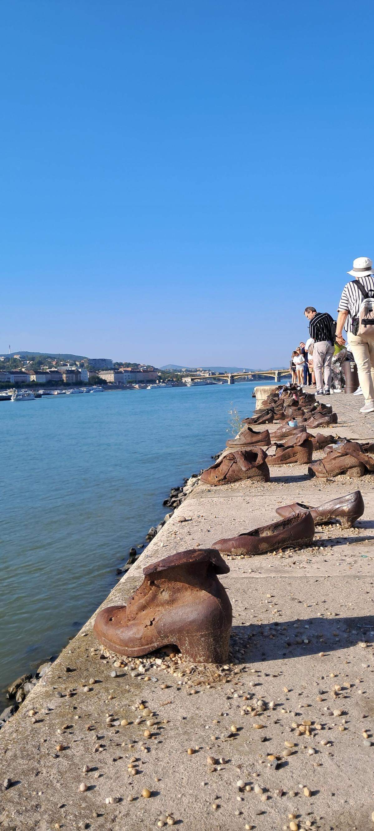 Monumento “Zapatos del Danubio” dedicado a las víctimas judías de la Segunda Guerra Mundial.