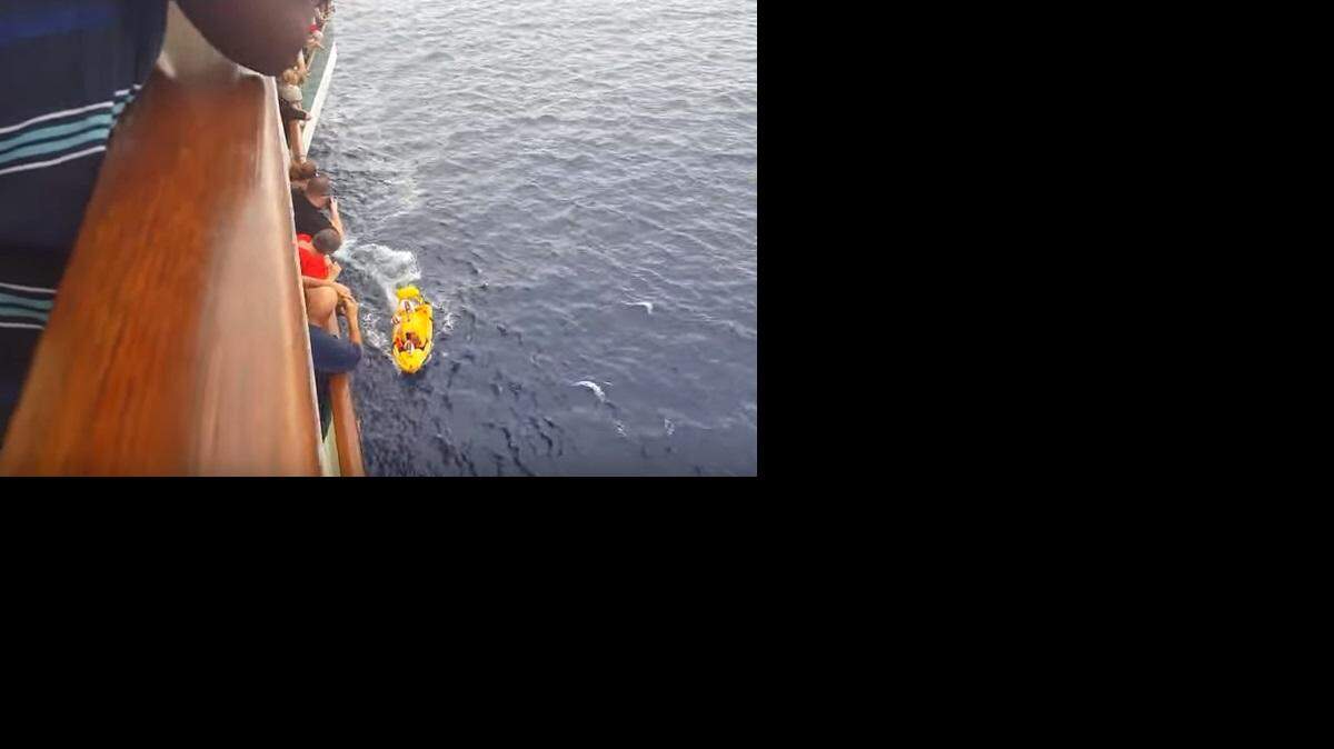 En imágenes que grabó una pasajera del crucero reproducidas por televisiones locales, se aprecia la embarcación de rescate del citado crucero auxiliando a los balseros.