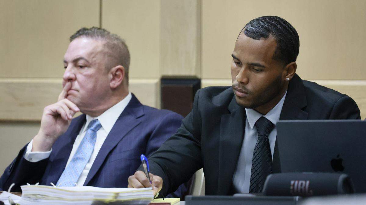 El acusado José Mateo, junto con su abogado Richard Díaz, argumenta la ley de defensa propia de Florida ante el juez Ernest A. Kollra el pasado 22 de agosto.