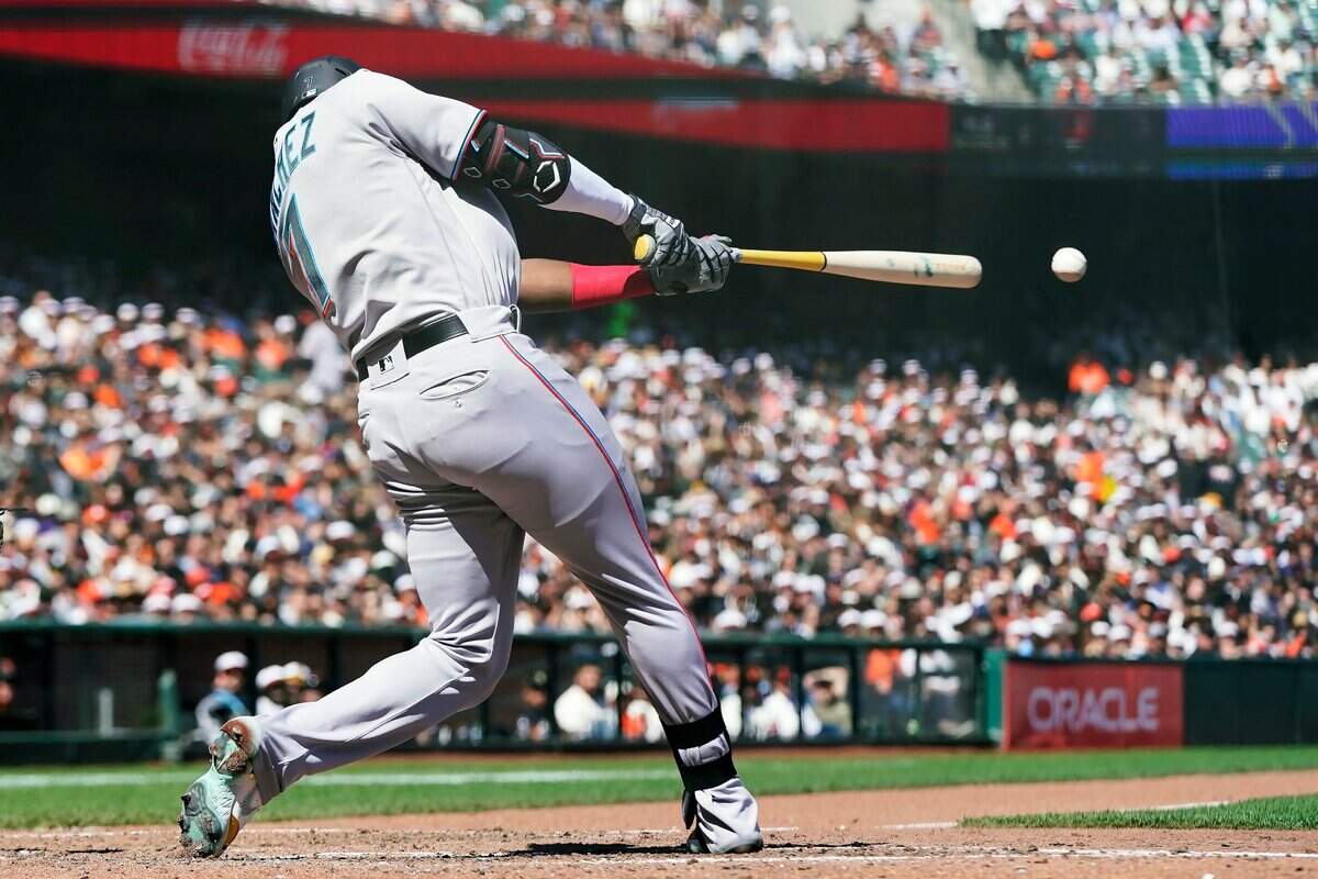 El jardinero de los Marlins Jesús Sánchez batea un hit en el séptimo inning que le dio a su equipo la carrera del triunfo ante los Gigantes, en el partido celebrado el 9 de abril de 2022 en San Francisco.