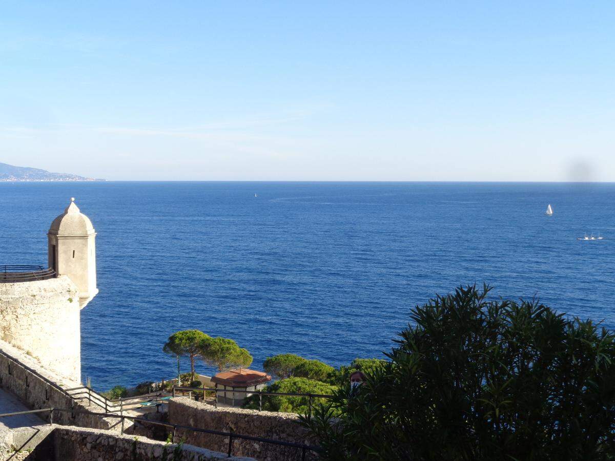 Una garita y los jardines del Museo Acuario con vista al Mediterráneo.