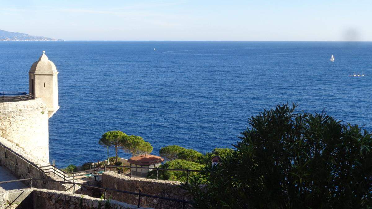 Una garita y los jardines del Museo Acuario con vista al Mediterráneo.