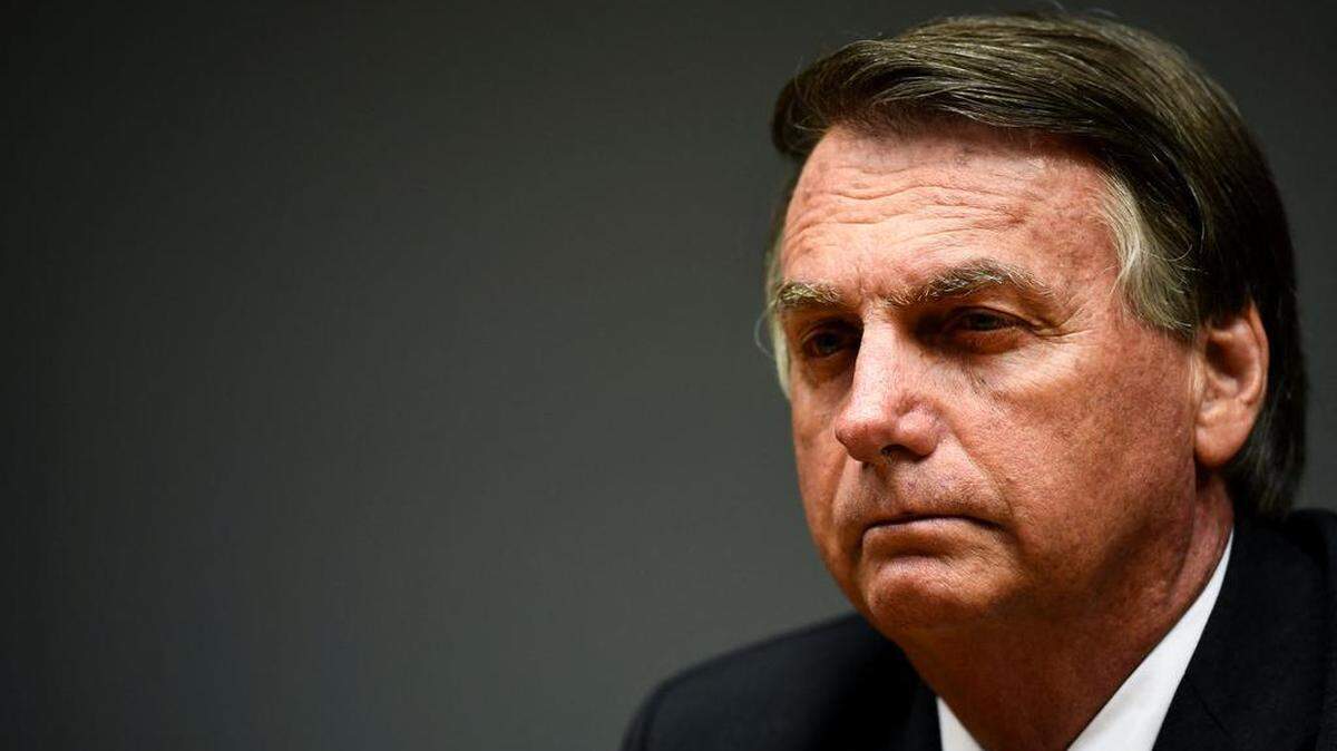 El presidente brasileño, Jair Bolsonaro, es visto durante una conferencia de prensa con su ministro de Economía Paulo Guedes (fuera del marco) en la sede del Ministerio en Brasilia, el 22 de octubre de 2021. EVARISTO SA / AFP/Getty Images