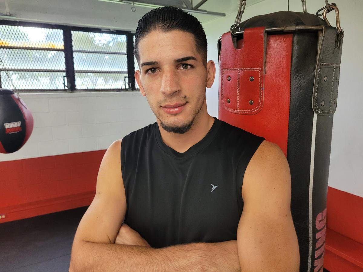 Anthony Martínez entrena hasta el cansancio con el profesor Pedro Díaz y el equipo de Mundo Boxing.