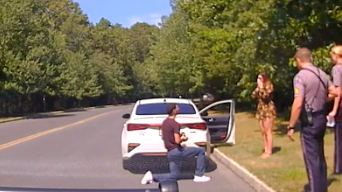 Video: Policías simulan operación encubierta para ayudar con propuesta de matrimonio