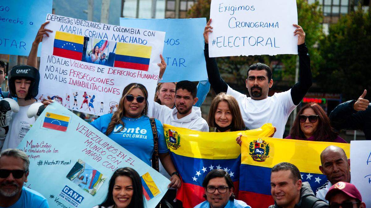 Venezolanos que viven en Bogotá, Colombia, protestan a favor de la candidatura presidencial de la líder opositora María Corina Machado, el 4 de febrero de 2024.